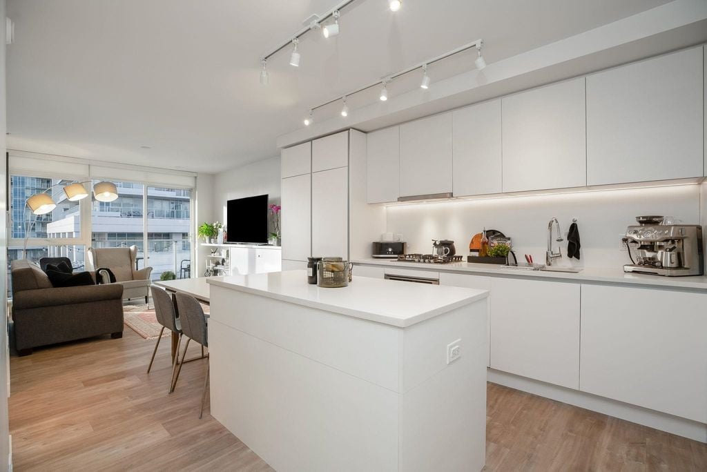 525 Foster Ave, #403