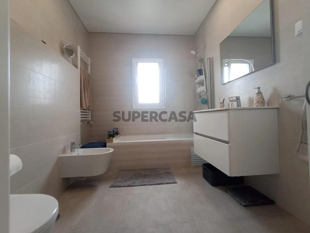 Modern 2-Bed, 2-Bath Apartment in Central Marinha Grande – Near Nazaré