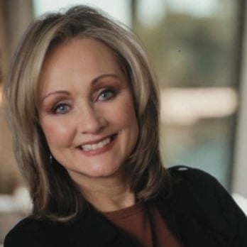 Julia Krause Lee's Summit, MO Real Estate Agent Headshot