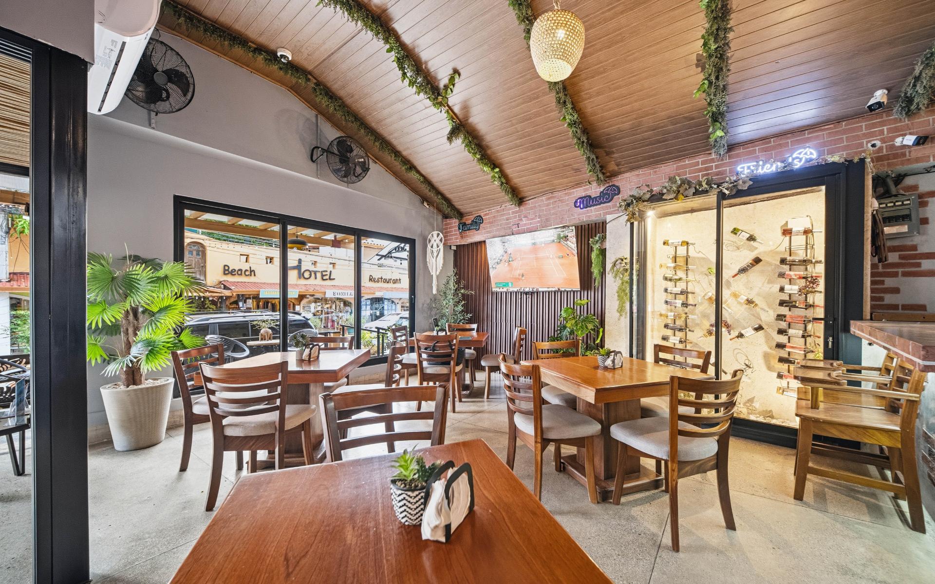 Pikatas Restaurant and Bar, A Local Favorite Near Tamarindo Beach