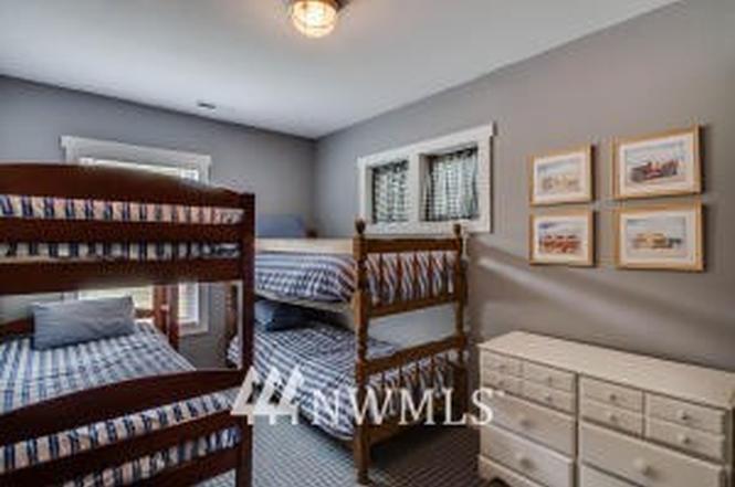 225 W Entiat Dr