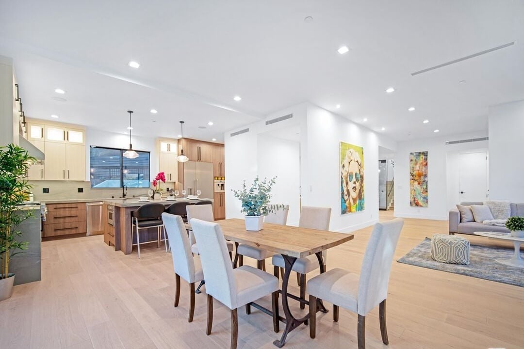 Canyon Lake Dr, 90068