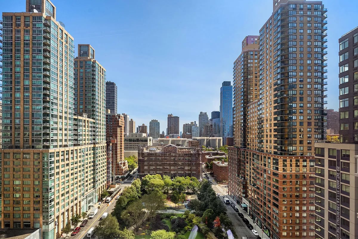 80 Riverside Blvd #17F