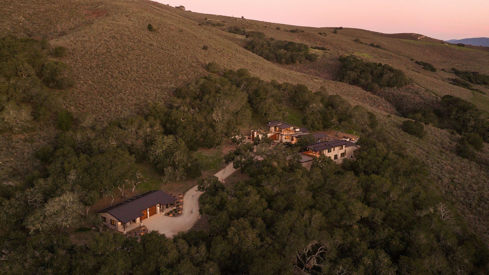 Este Canada | A Tehama Compound
