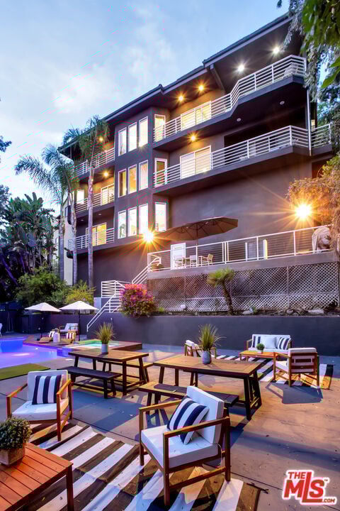 Solaris Manor, N Knoll Dr, 90068