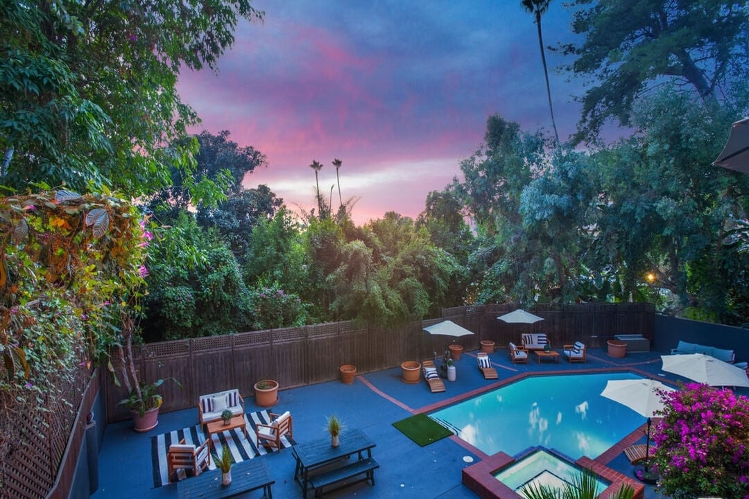 Solaris Manor, N Knoll Dr, 90068