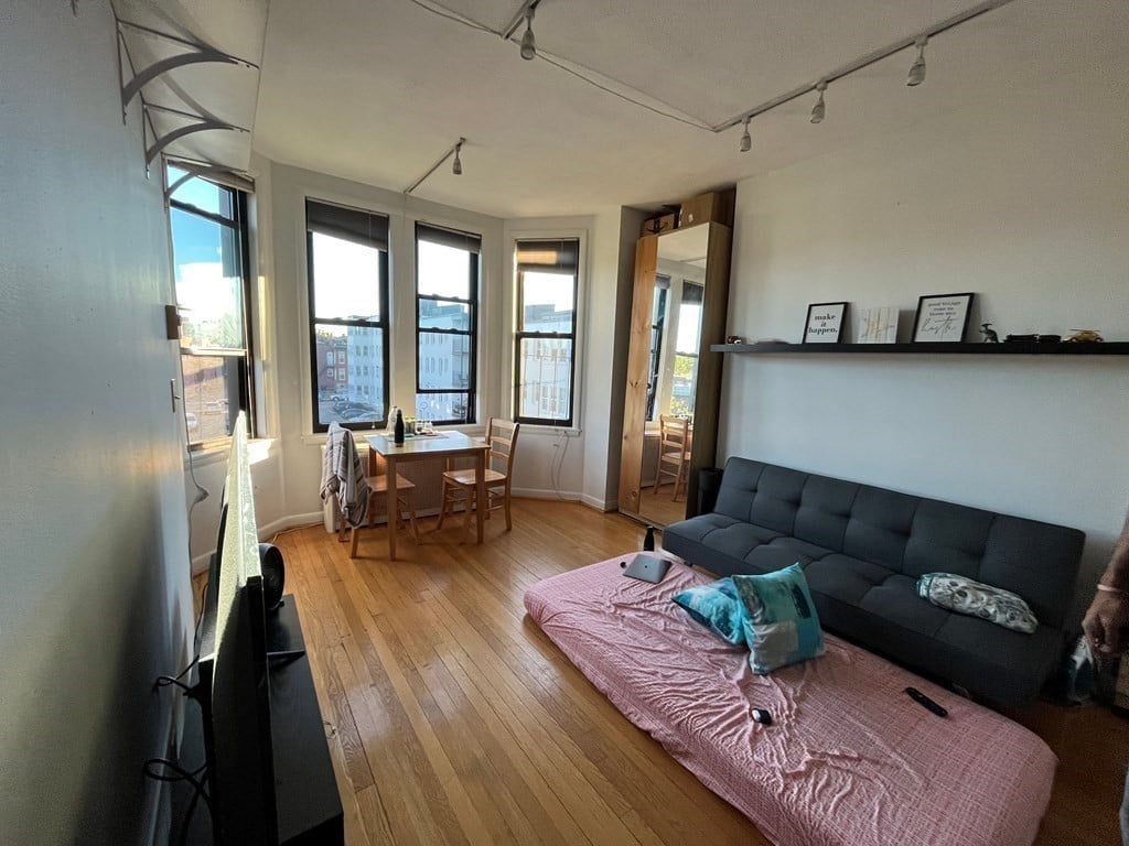 4 Commonwealth Ct, #18