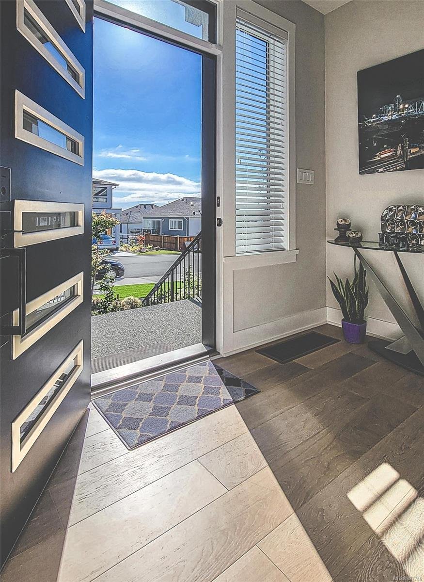 2470 Azurite Cres