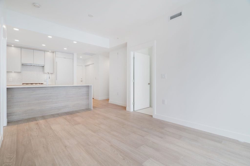 7638 Cambie St, #204