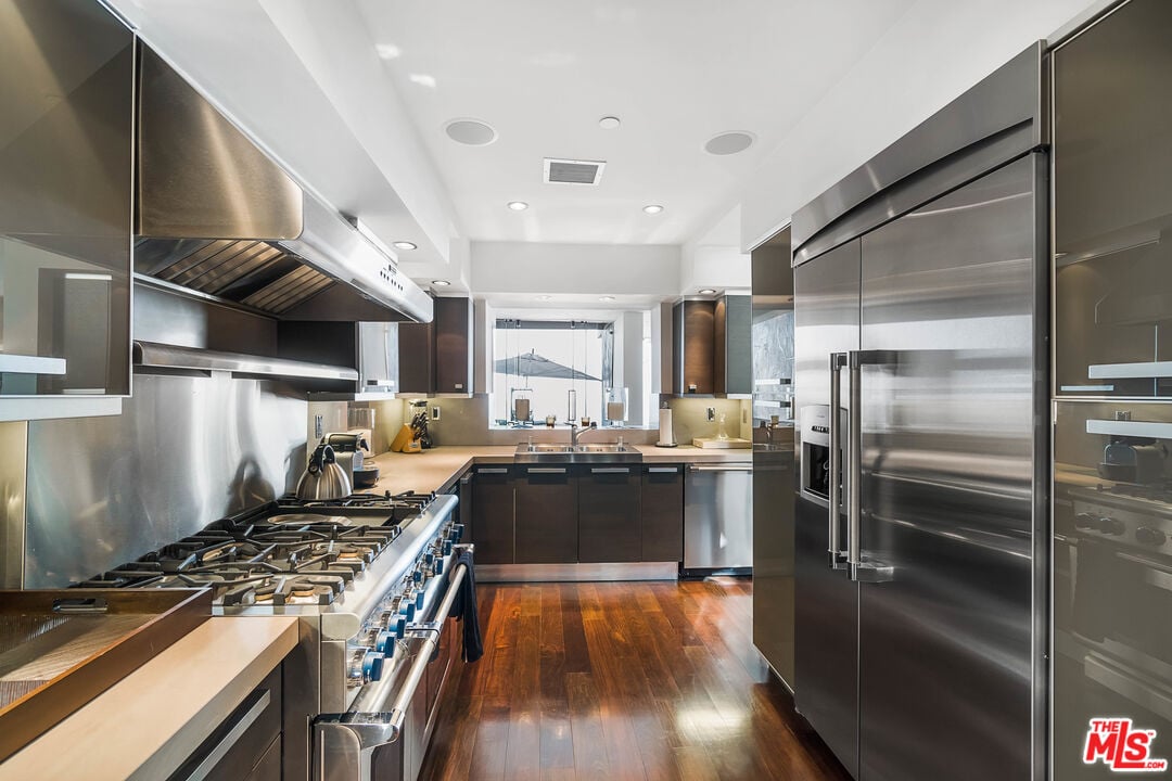 Luminor Crest, Viewmont Dr, 90069