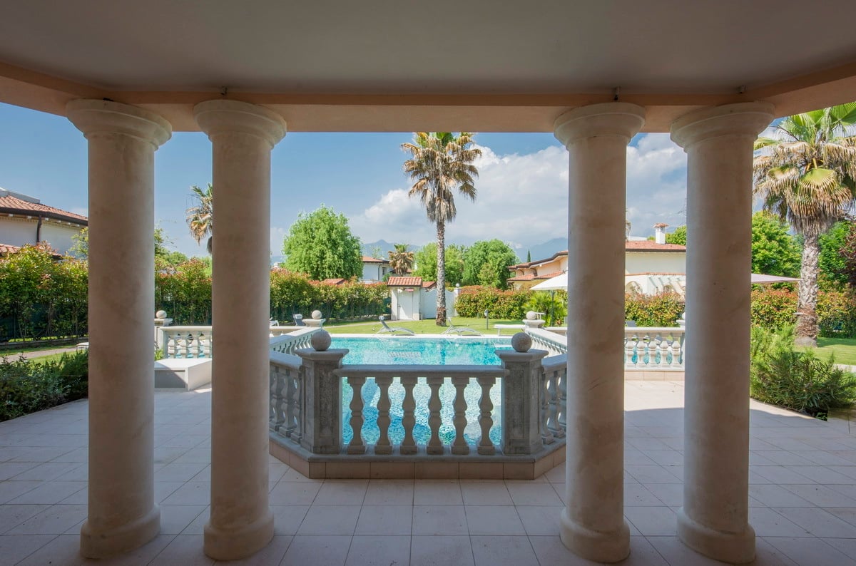 New Luxury Villa with Large Pool and Gardens in Forte dei Marmi
