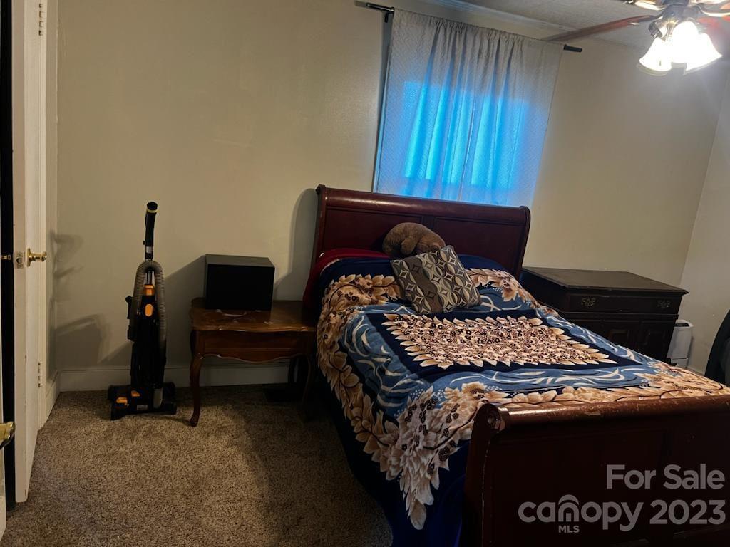 902 Lakeview Dr