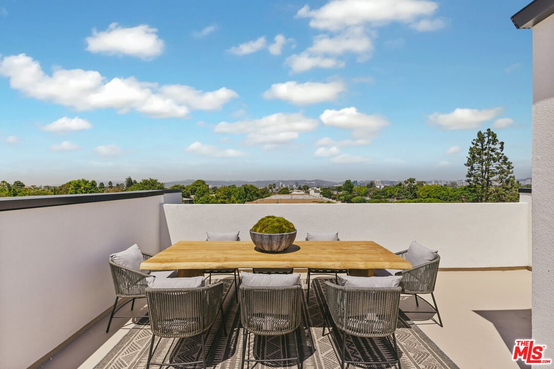 3218 S Barrington Ave