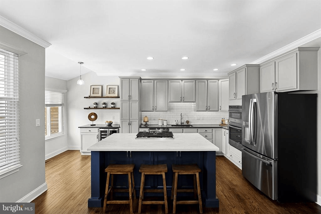 43890 Sandburg Sq