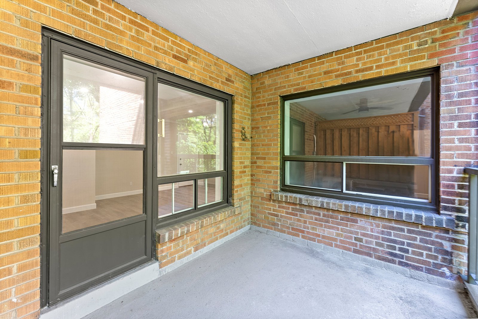 24 Shallmar Boulevard 311, Toronto C04 Unit: 311