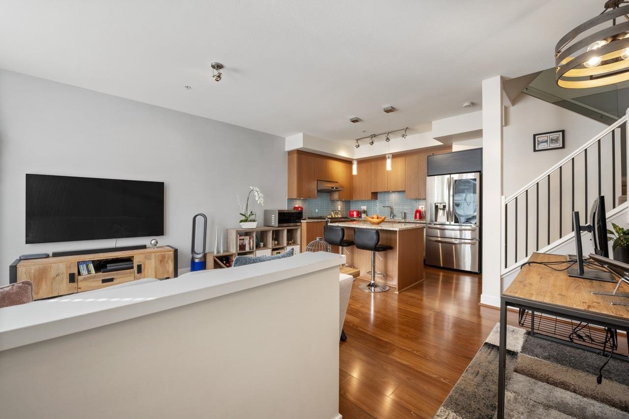 208-735 W 15th St