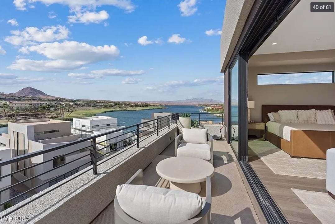 Extraordinary Waterfront Home in Vegas ! 