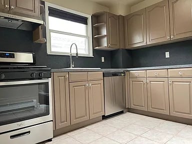 6110 230th St Fl 2