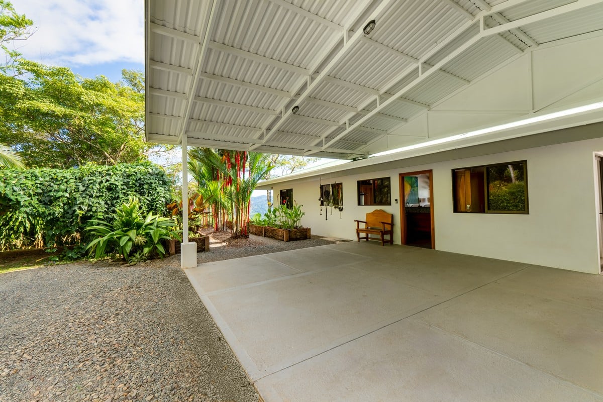  3 Bedroom Stunning Luxury Home Featuring Sweeping Valley & Ocean Views, 5.67 ACRES 