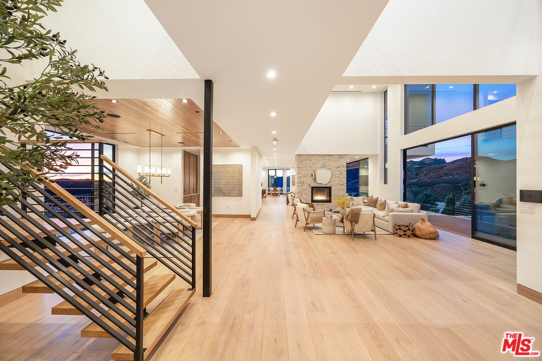 Mulholland Hwy, 90265