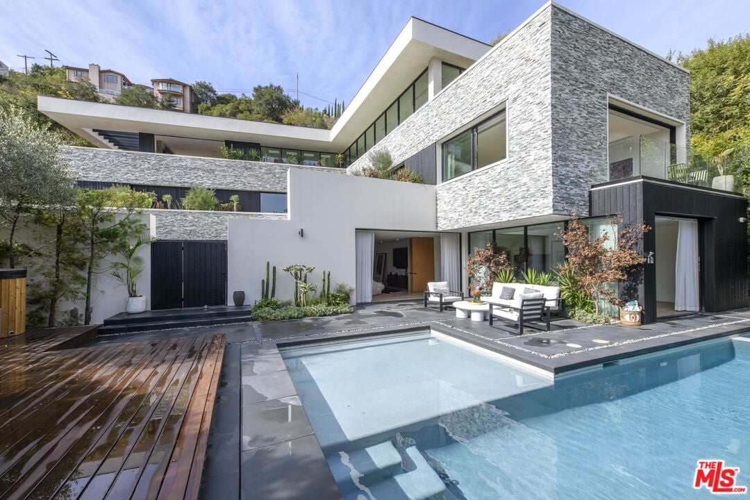 Pinnacle Manor, Willow Glen Rd, 90046