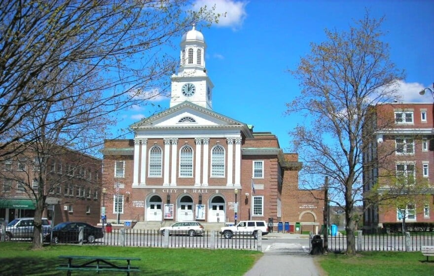 Image of city hall from the Lebanon Green