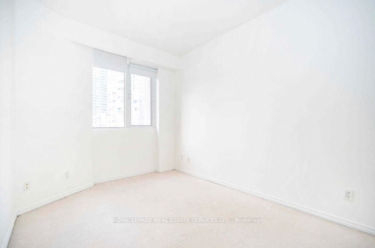 555 Yonge St 502
