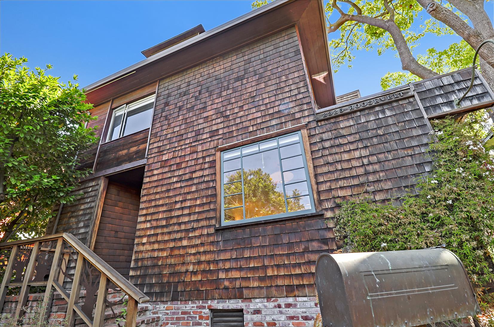 2325 Roosevelt Ave