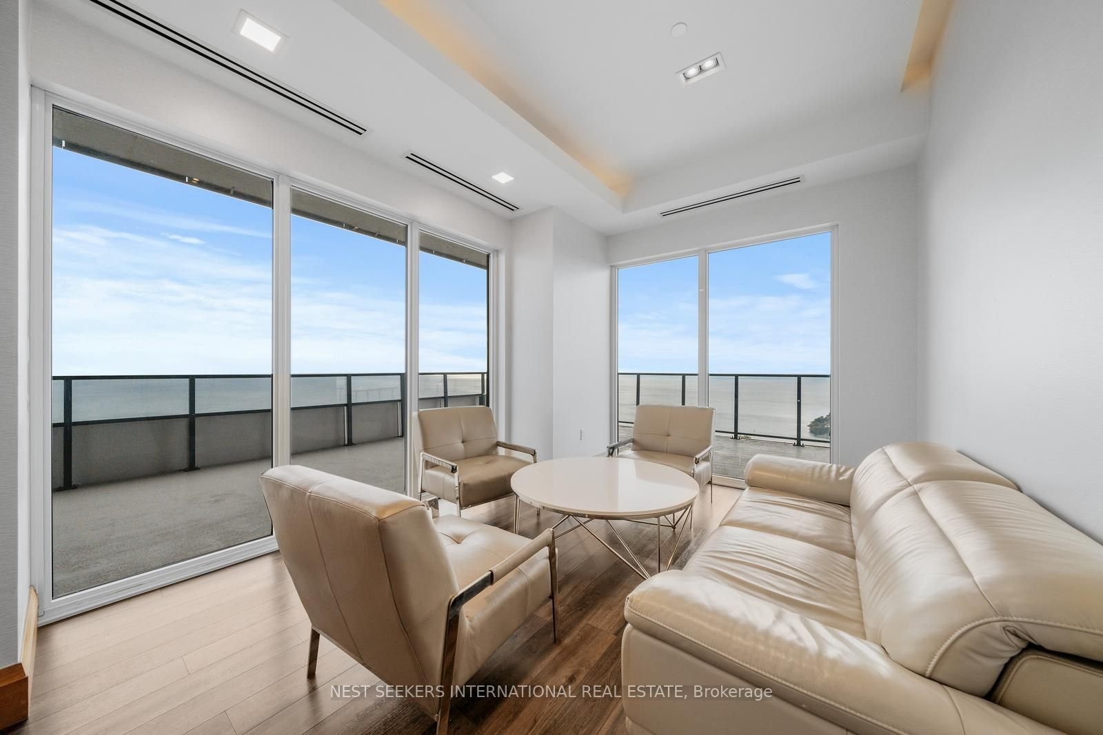 LUXURY AT SKYTOWER 