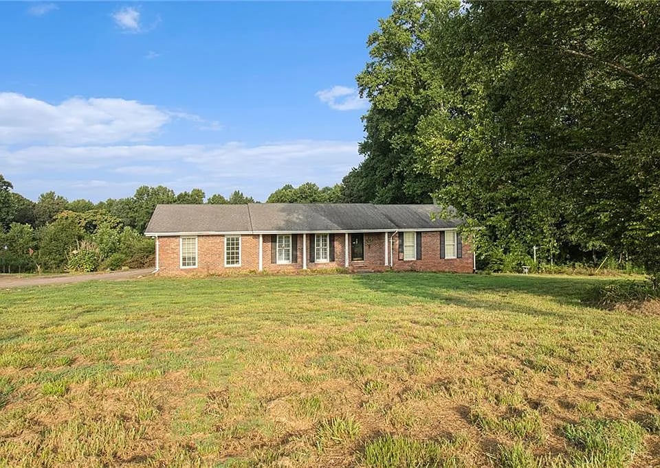 3681 E Cherokee Dr