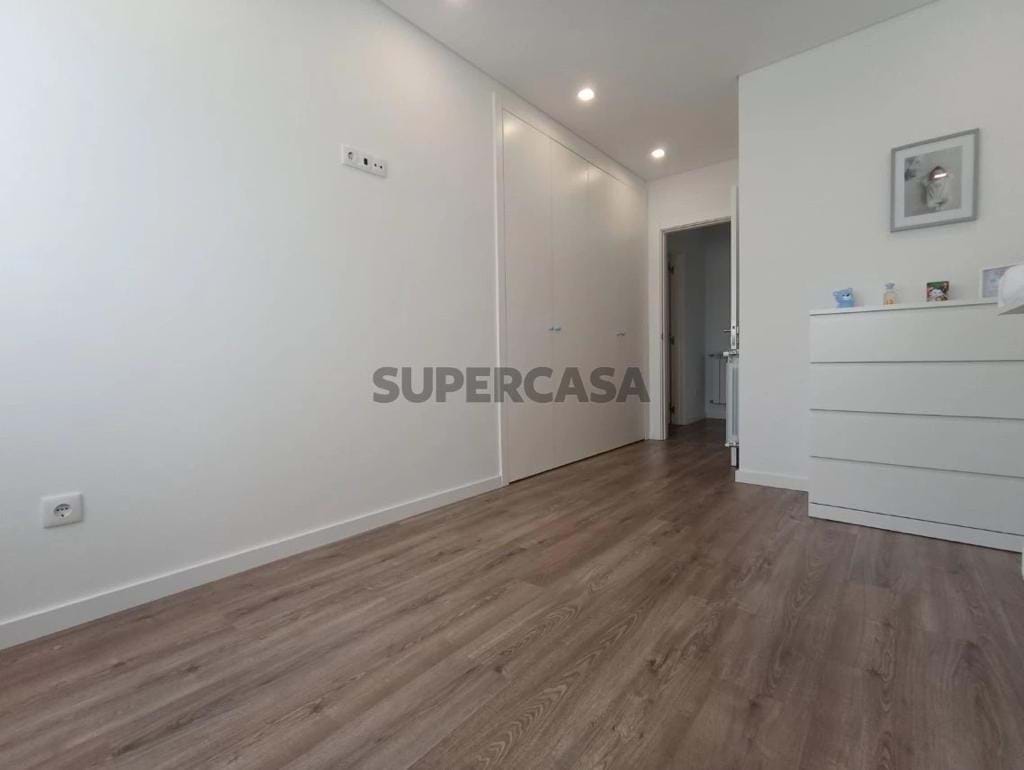Modern 2-Bed, 2-Bath Apartment in Central Marinha Grande – Near Nazaré
