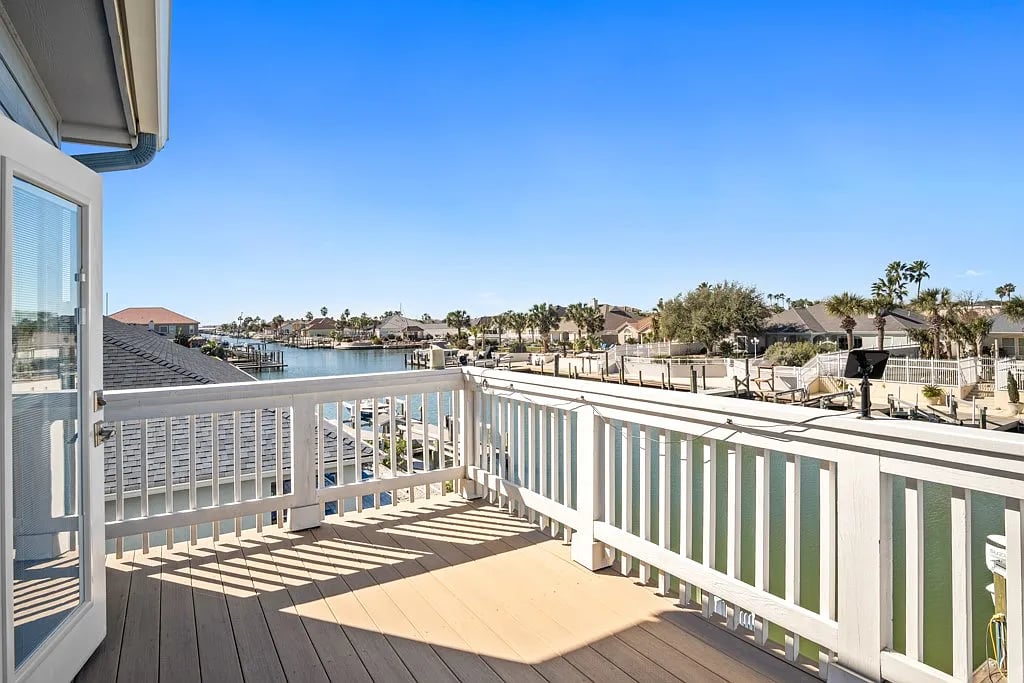112 Dolphin Ct