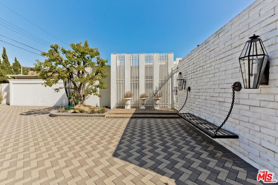 2296 Betty Ln