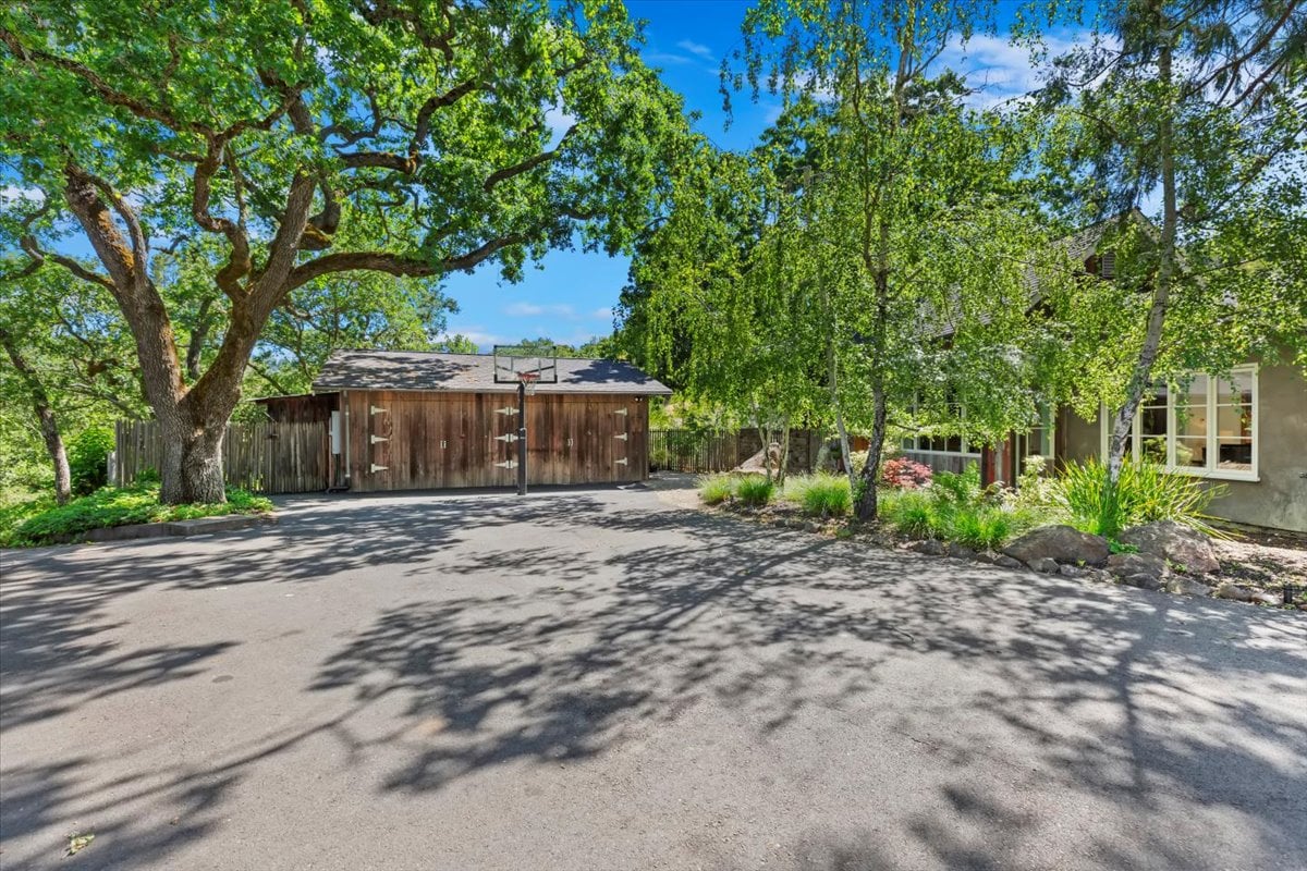 15 Cascade Ln