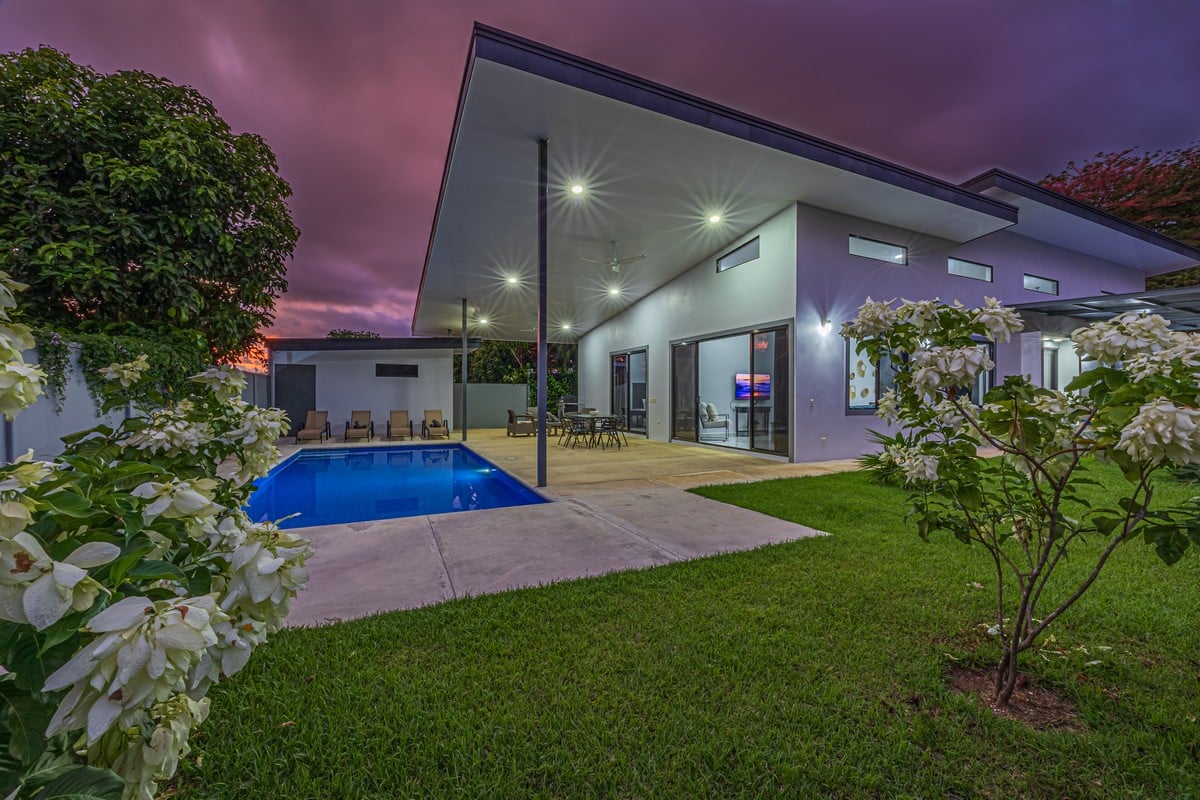 0.12 ACRES – 3 Bedrooms Newly Built Modern Home, With Pool & Privacy, Only 4min to the Beach!!!