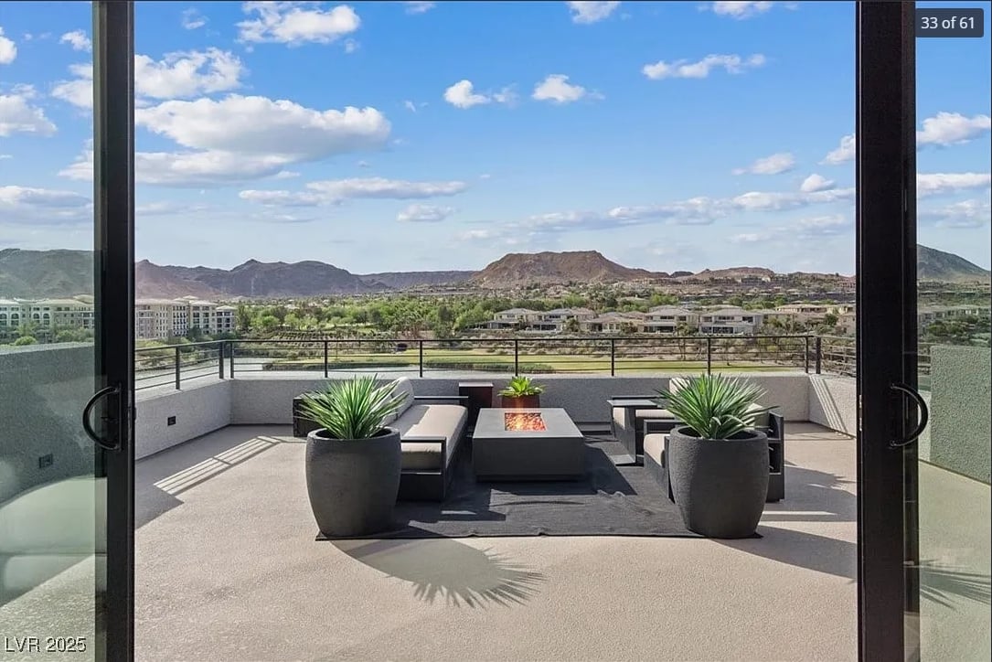 Extraordinary Waterfront Home in Vegas ! 