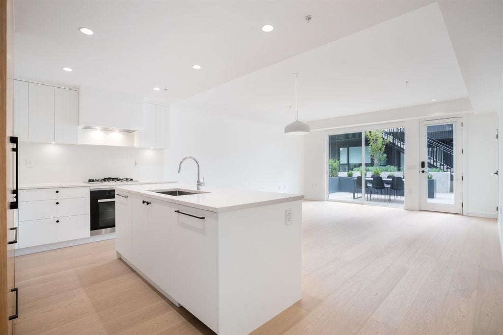76 W King Edward Ave
