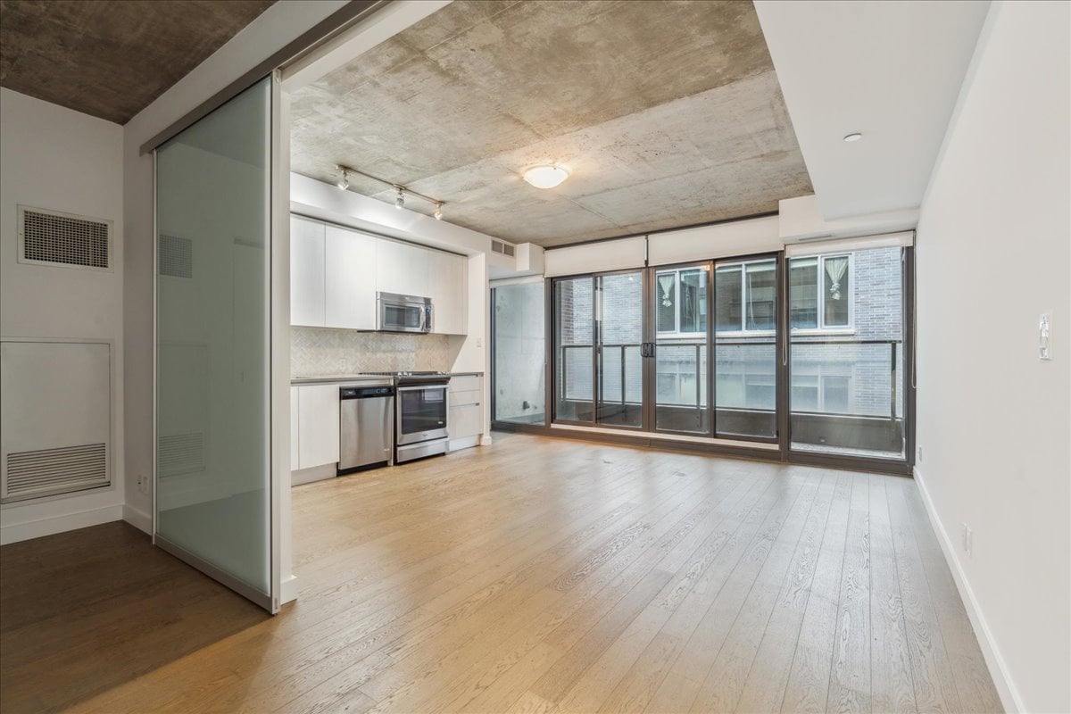 111 Bathurst St 423