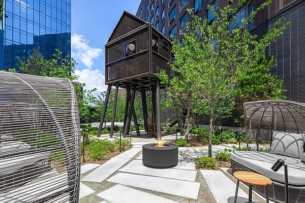 252 South Street Unit: 8J