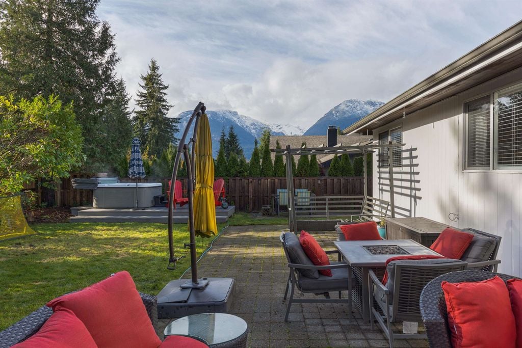 2537 Jura Cres