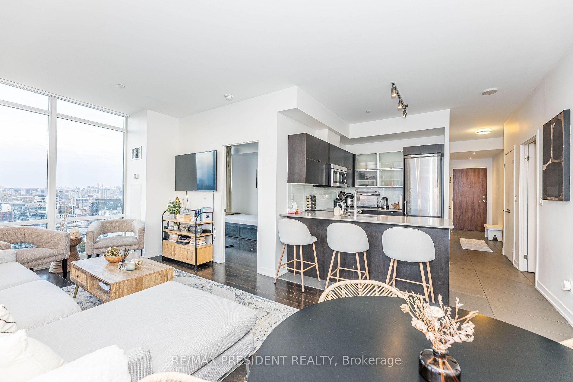 SUN-FILLED CORNER PENTHOUSE 
