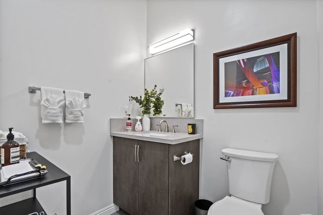 Solaris Manor, N Knoll Dr, 90068