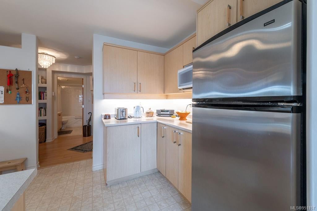 202-1225 Fort St