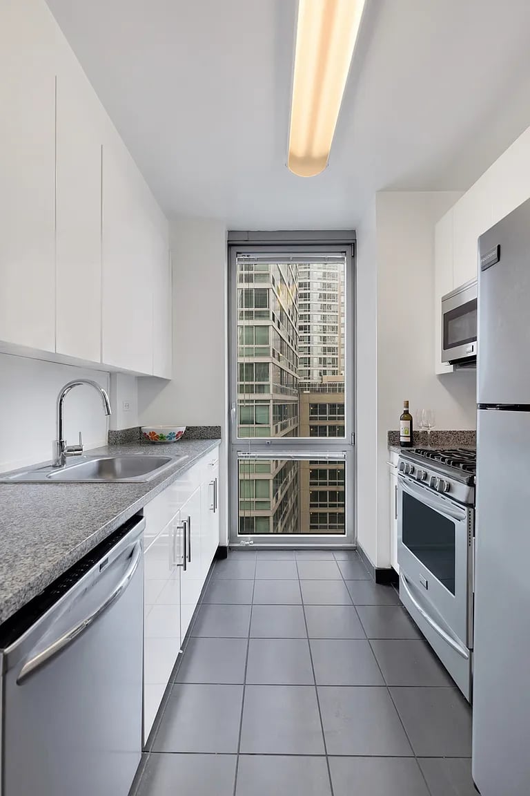 505 W 37th St APT 8J