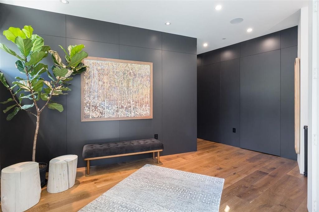4385 Locarno Cres