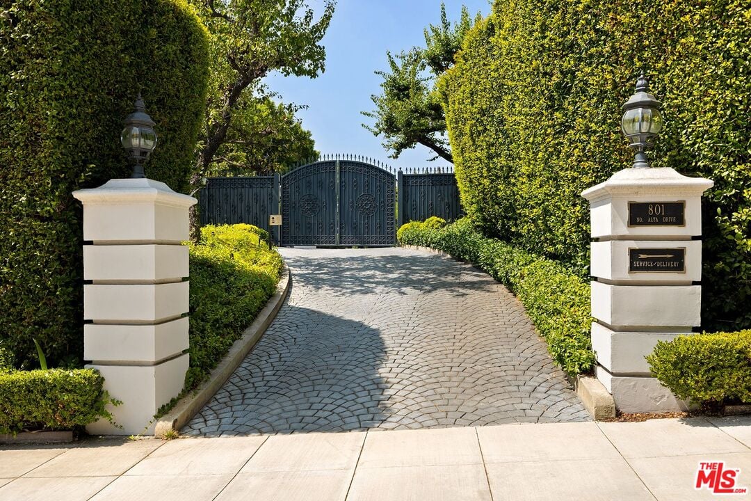 Northstar Manor, N Alta Dr, 90210