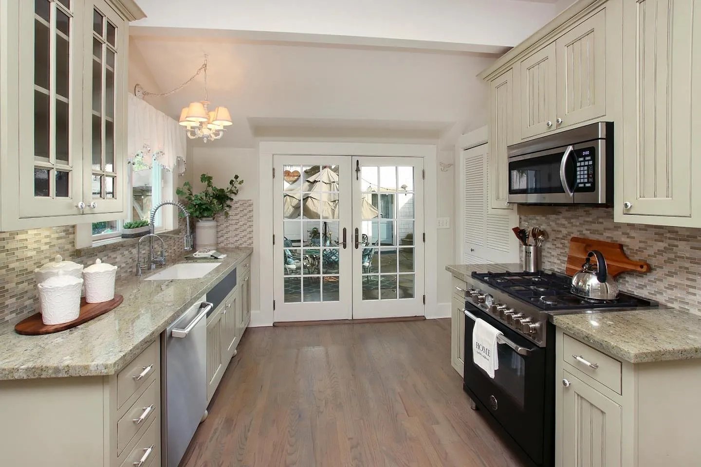 212 Hollister Ave