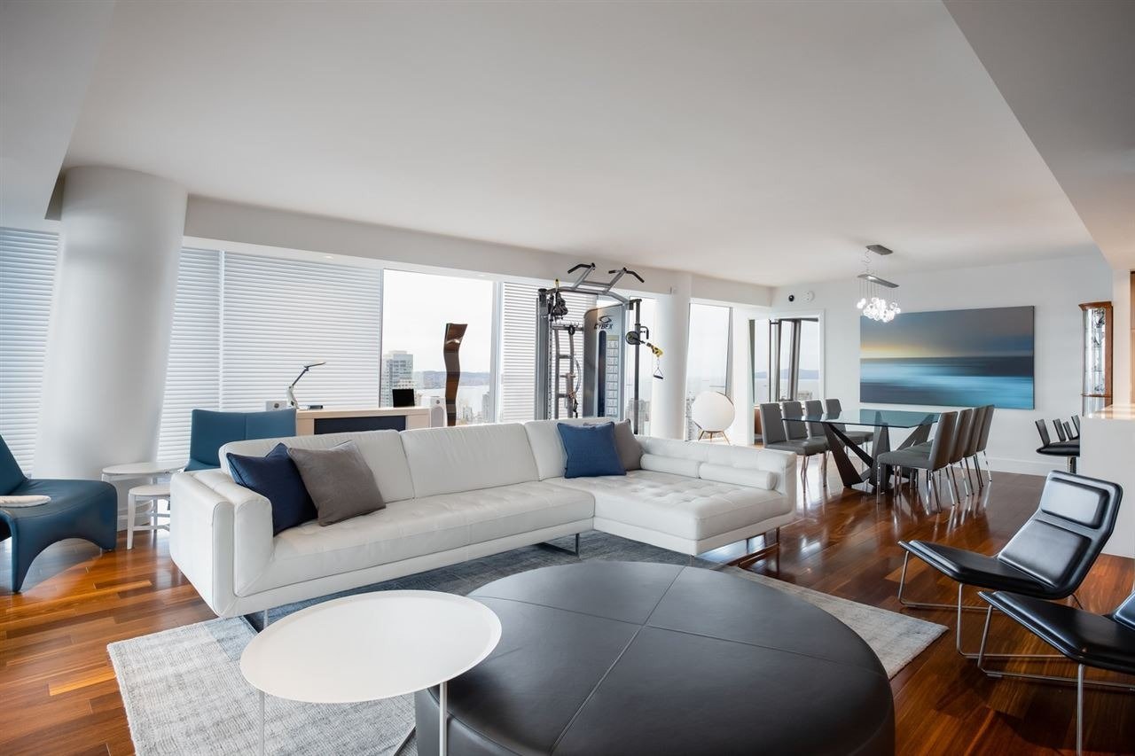 667 Howe St, #3904