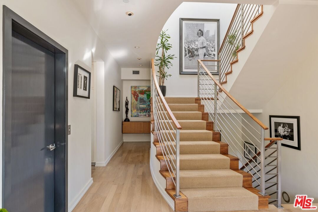 Aria Manor, Sunset Plaza Dr, 90069