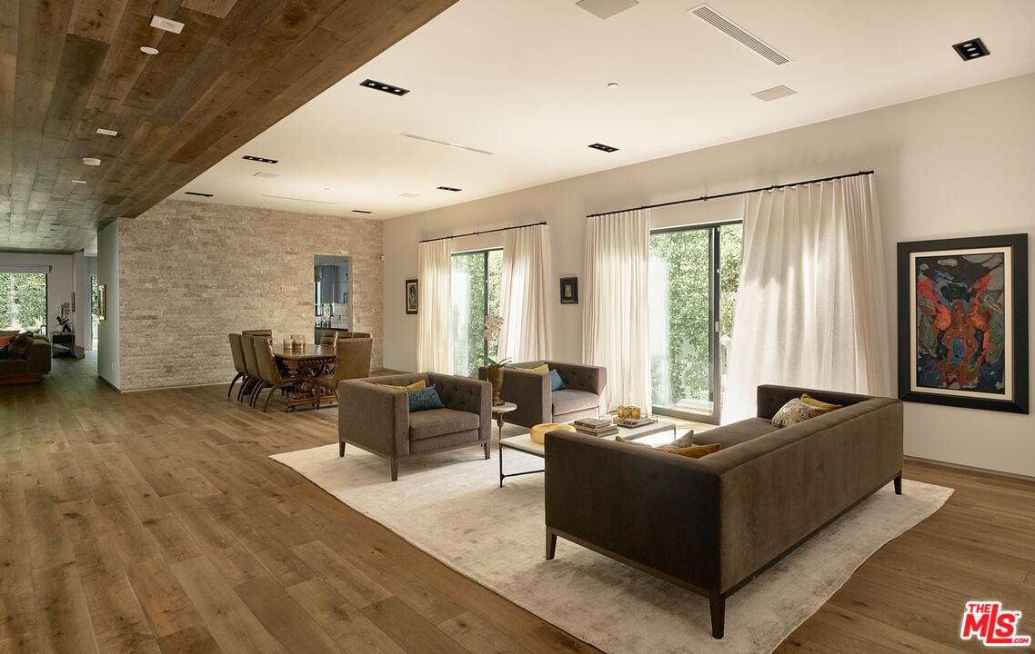 N Bowling Green Way, 90049